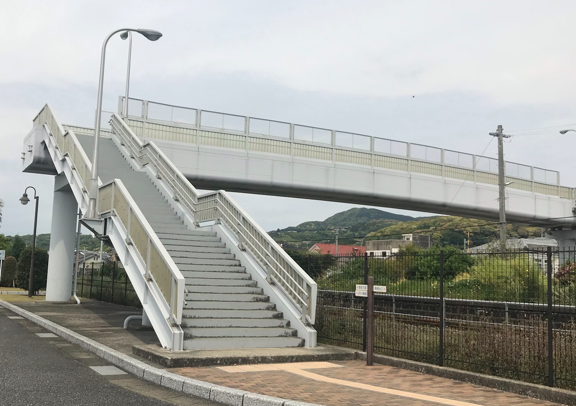 「あんでるせん」近くのオススメ駐車場から「あんでるせん」への最短の道に繋がる歩道橋の写真です